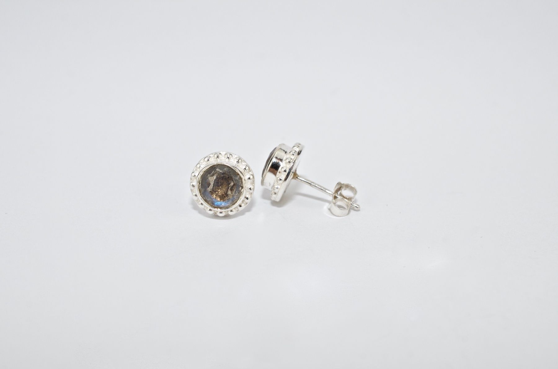 Ohrringe & -stecker: Ohrstecker Silber 925 & Labradorit (13908) – Neu und originalverpackt aus Effretikon von Joiarte