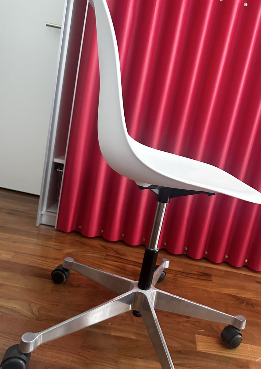 Vitra Chaises: Stuhl mit Rollen – D'occasion à Zug par SL.Bernales 2