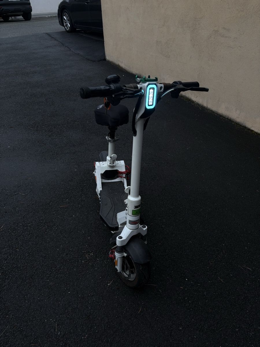Scooter: Trottinette électrique blanc avec siege bon etat – Usato da Vétroz venduto da eli_fc2s 2