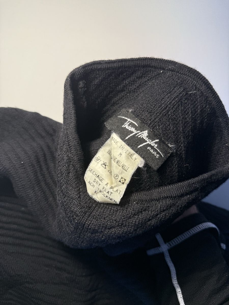 Maglioni & Felpe: Thierry Mugler Pullover schwarz Grösse M Made in Italy – Usato da Winterthur venduto da yan_j9zj 2