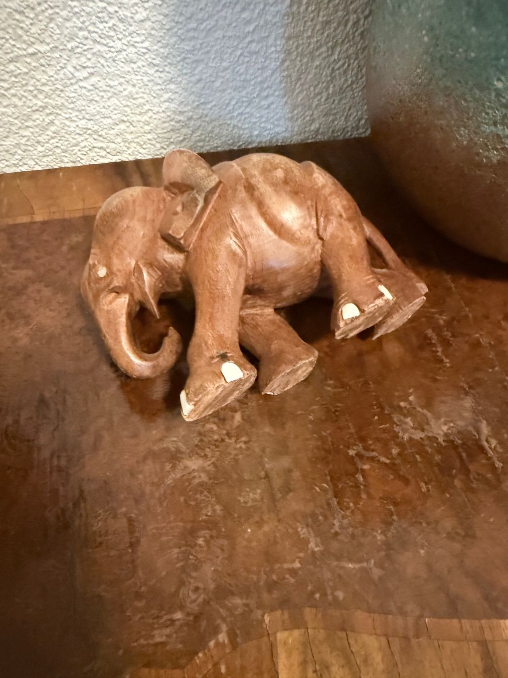 Statuette: handgefertigte geschnitzte Holzfigur Elefan – Usato da Buchs-ZH venduto da Birikina 2