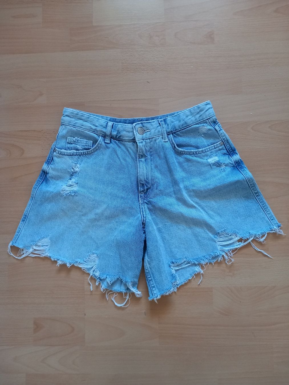 Pantaloni: Short en jean déchiré clair Taille M – Usato da Faoug venduto da per_kp6r