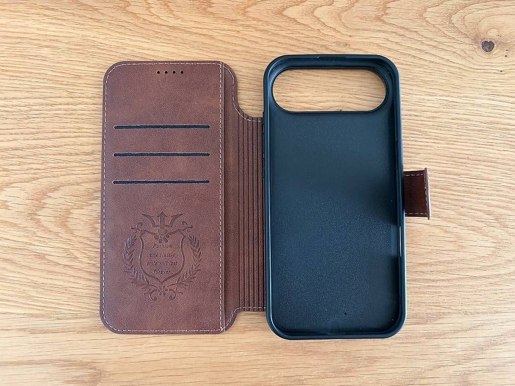Coques & Protection écran: iPhone Air Leder-Klapphülle – Neuf avec emballage d'origine à Marbach SG par Baenzi21 1