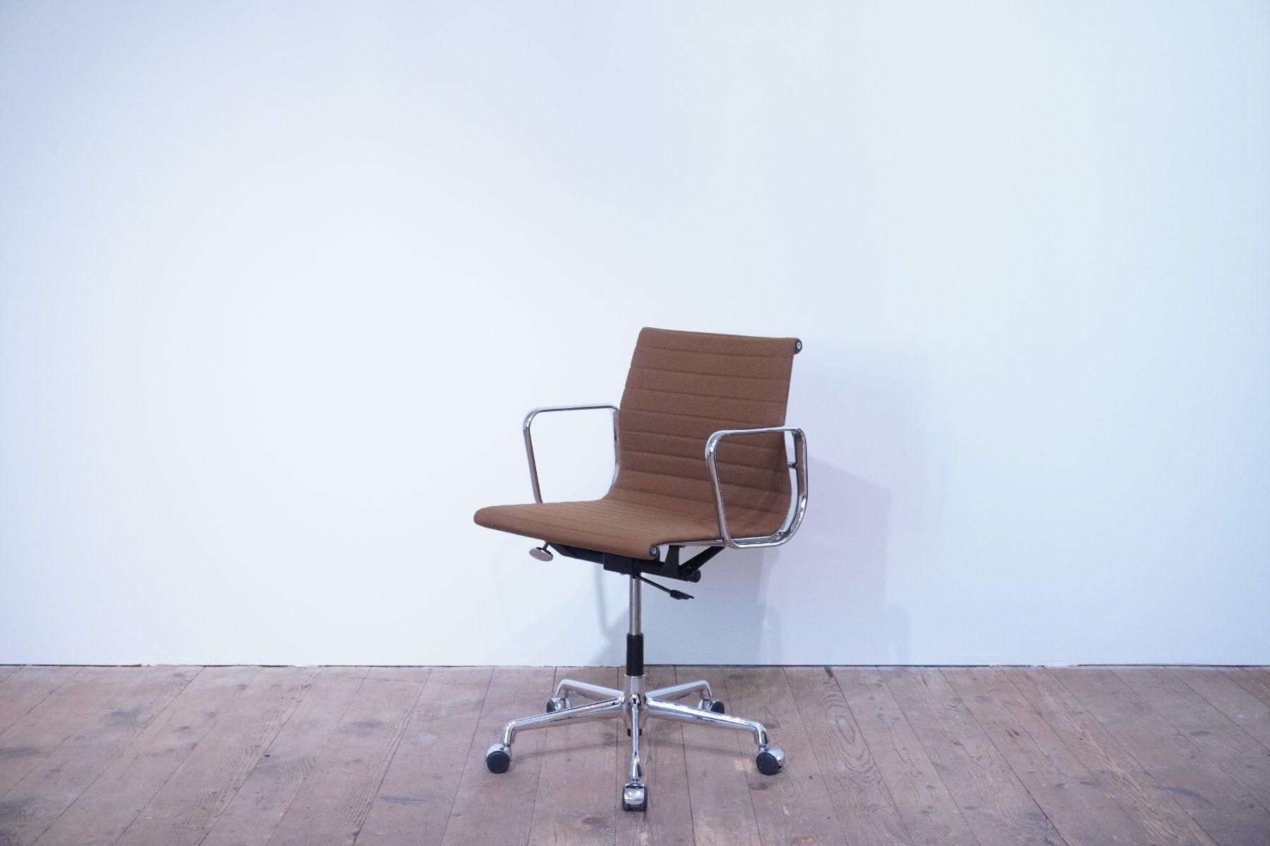 Vitra Sedie: Vitra Eames Alu Chair EA117 Hopsak braun – Usato da Bad Zurzach venduto da QLASSIQ 3