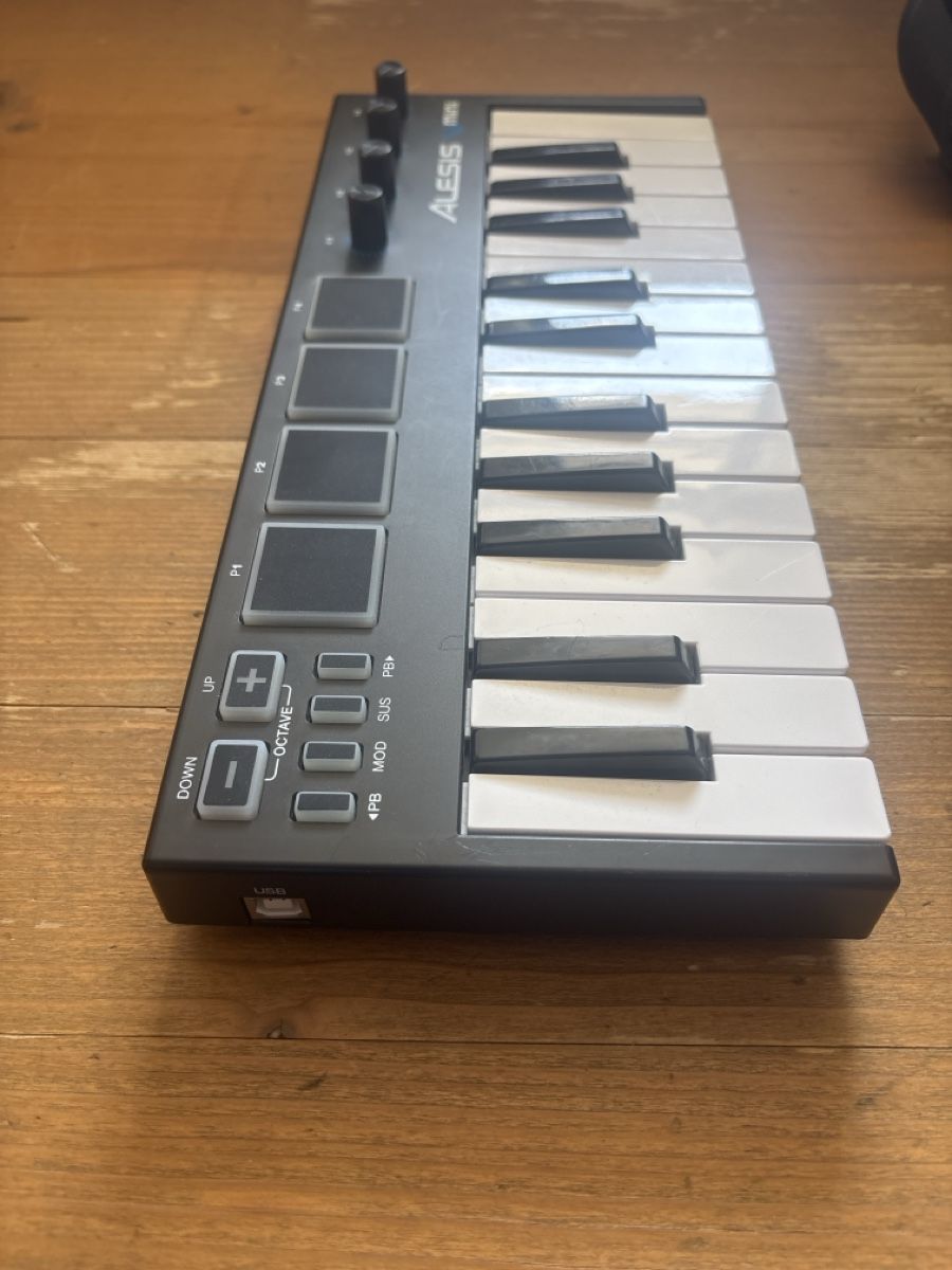Alesis Strumenti musicali: Midi Keyboard Alesis Vmini – Difettoso da Luven venduto da mat_6gx6 1