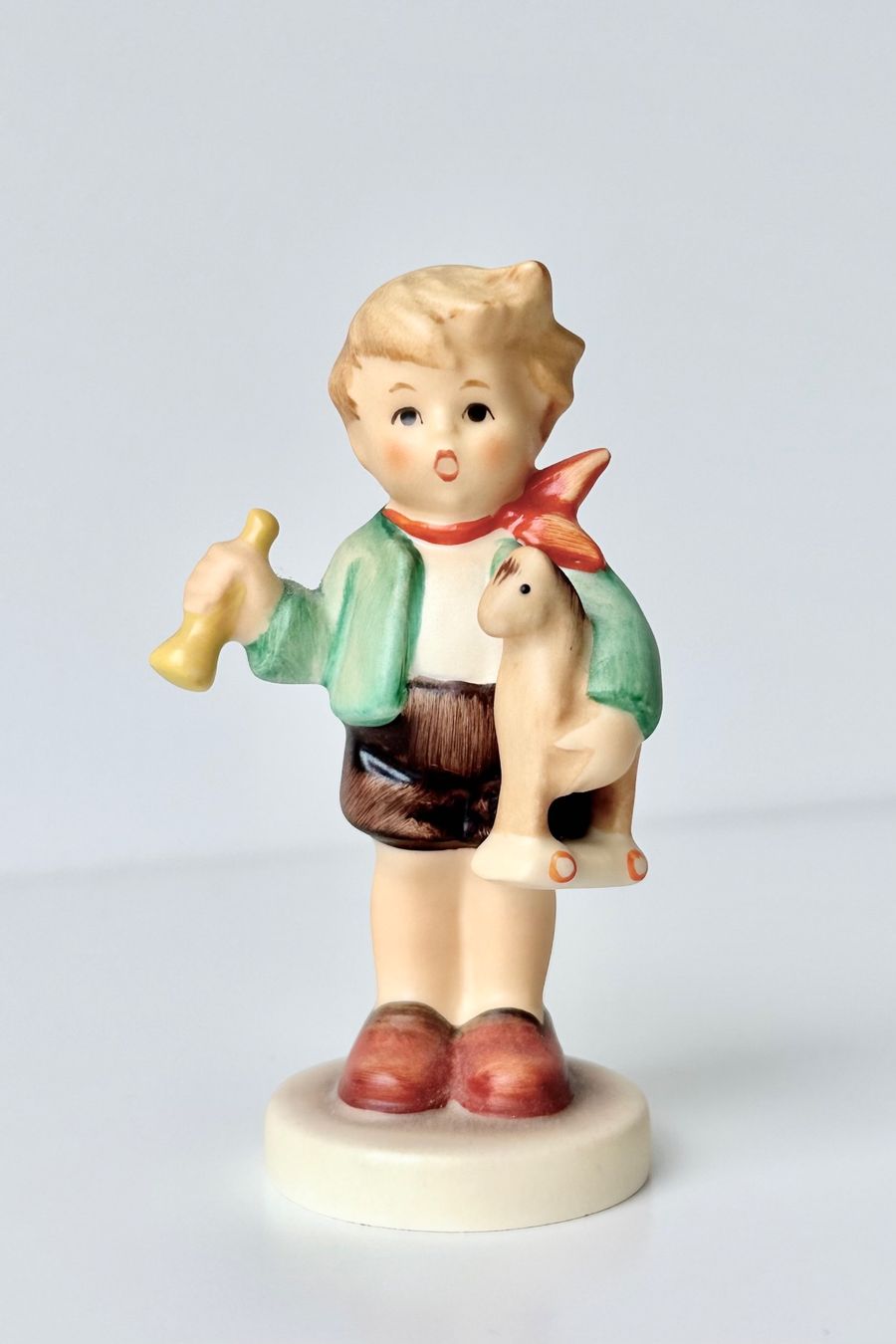 Hummel Statuette: Süsse Goebel Hummel Figur Junge mit Schaukelpferd – Usato da Steinen venduto da SputnikSweetheart 4