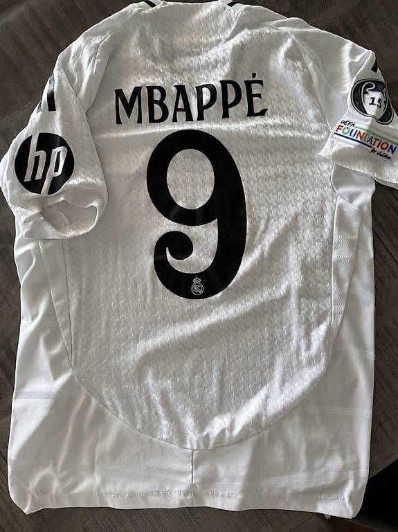 Adidas Canottiere & Pantaloni: RM 24/25 Mbappe 9 Authentic Version / Size L – Usato da Ballwil venduto da JKoma