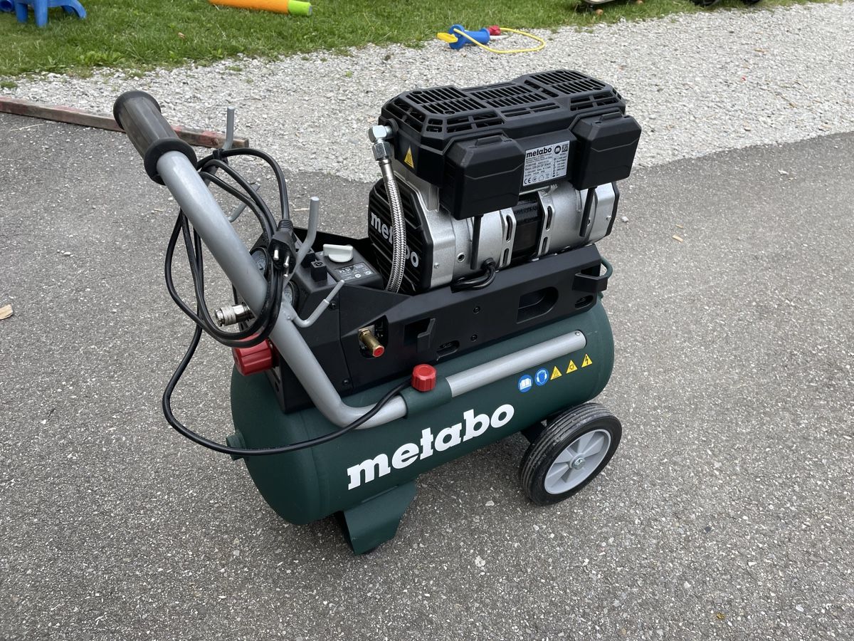 Metabo Compressori: Compresseur Metabo Basic 220-24 of silent 24 lt  – Usato da Chénens venduto da Dzodzet81