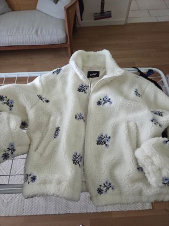 ONLY Teddyfleece Jacke mit Blumenstickerei – Grösse S