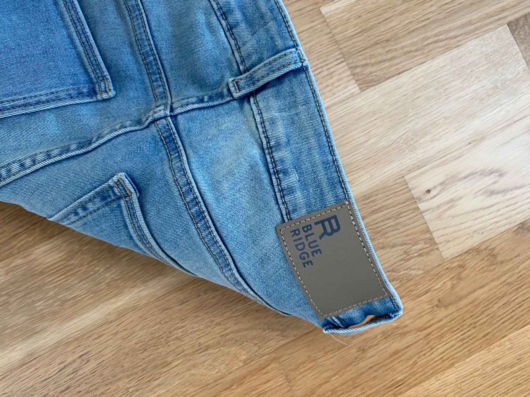 Jeans: jean w27 high rise flared – Usato da Luzern venduto da luc_hg6y 1