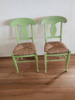 Zwei Holzstühle im Shabby-Chic-Stil