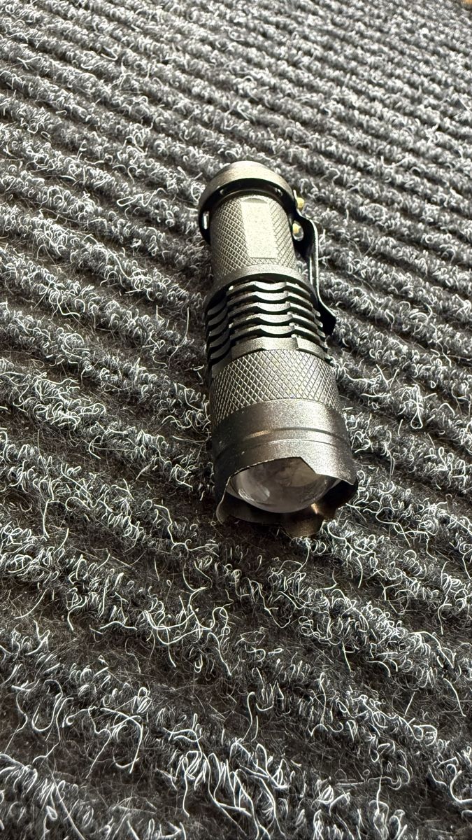 Lampade: Taschenlampe LED Defekt – Difettoso da Steg im Tösstal venduto da Beckerbande 1