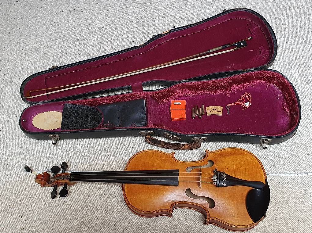 Musikinstrumente: Violine 60cm Lang – Gebraucht aus Schwyz von Marhin
