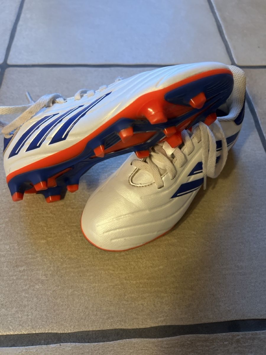 Adidas Schuhe für Jungen: Kinder Fussball Schuhe 33 – Neu (gemäss Beschreibung) aus Bachenbülach von Dana_Ondrasik 1