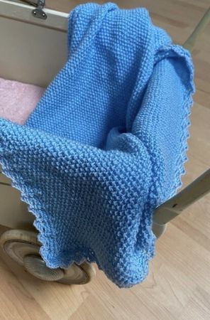 Wunderbar weiche und warme handgestrickte Babydecke