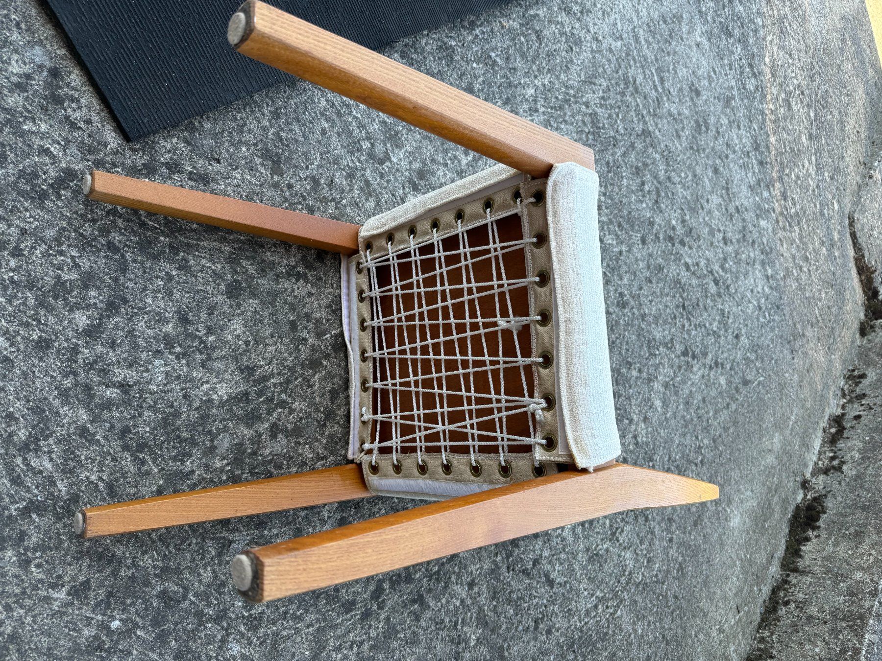 Tischset: TABLE AVEC 4 CHAISES ET COMMODE TROIS PORTE EN BOIS D'ORME – Gebraucht aus Morges von argento.oro.65 4