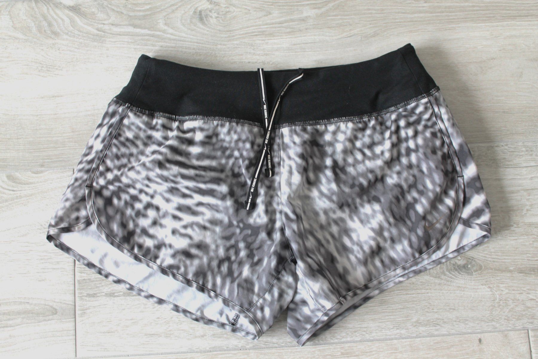 Nike Pantaloni: Short NIKE taille S – Usato da Chez-le-Bart venduto da jasse