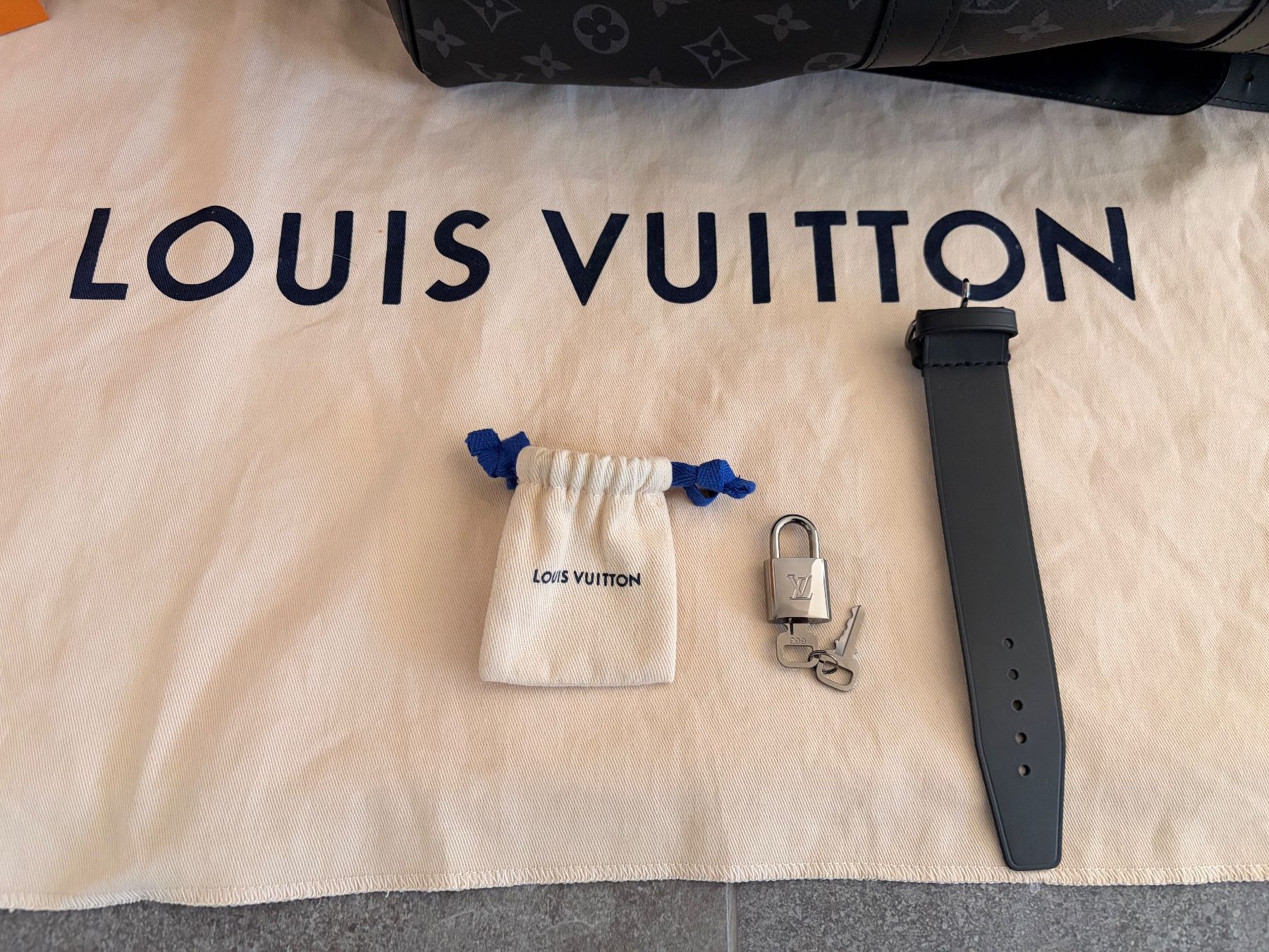 Louis Vuitton Borse: Louis Vuitton Keepall 45 Monogram Eclipse – Nuovo (secondo la descrizione) da Gretzenbach venduto da GlobeCars 3