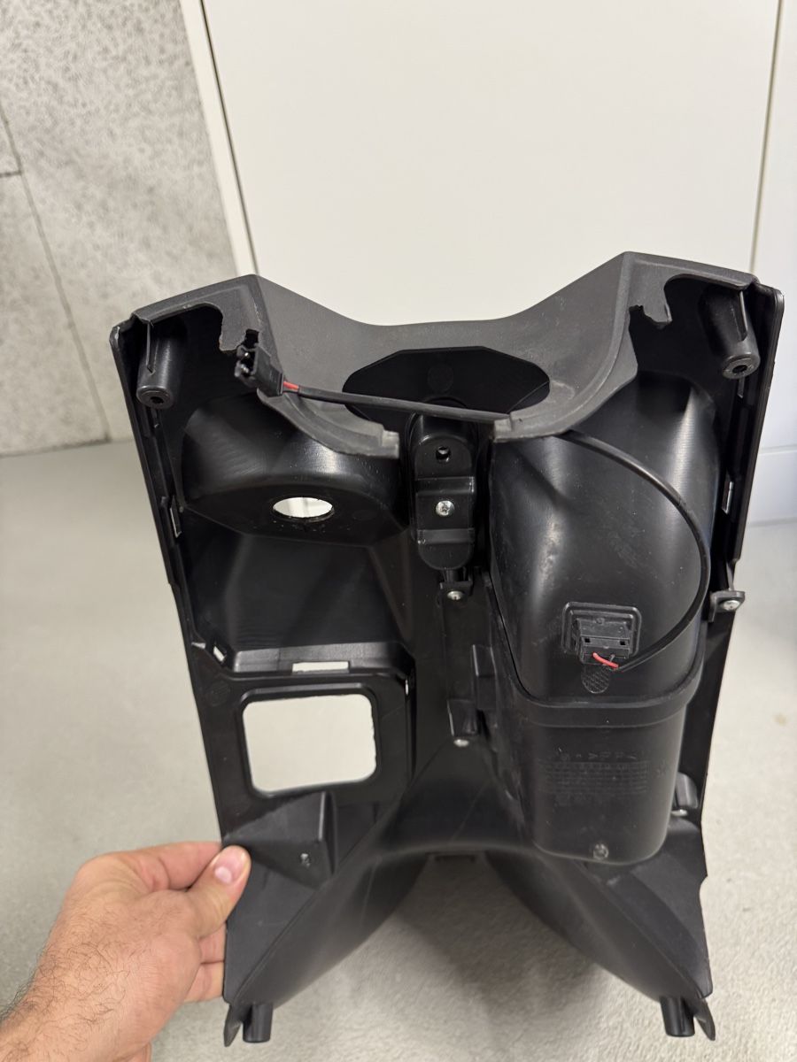Next Electric Motors Accessori per altri veicoli: Next NX1 Beinschild mit USB – Usato da Au ZH venduto da Dragonetti01 1