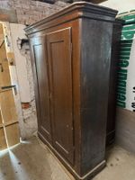 Alter Holzschrank mit 2 Türen dunkelbraun