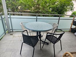Gartenlounge: Tisch und Stühle