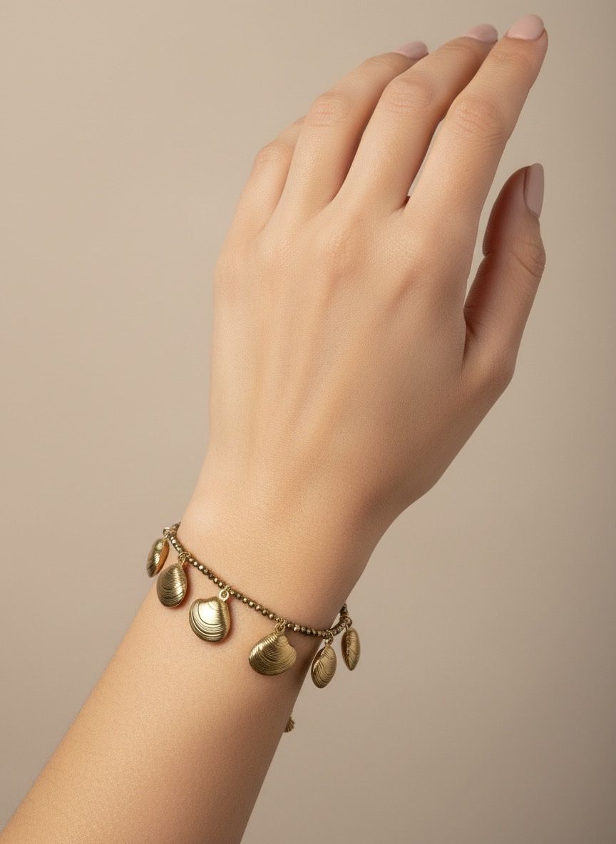 Bracciali & Braccialetti: Beach Vibes: Gold Tone Clam Shell Charm Bracelet – Nuovo e nell'imballaggio originale da Saland venduto da ele_vc96