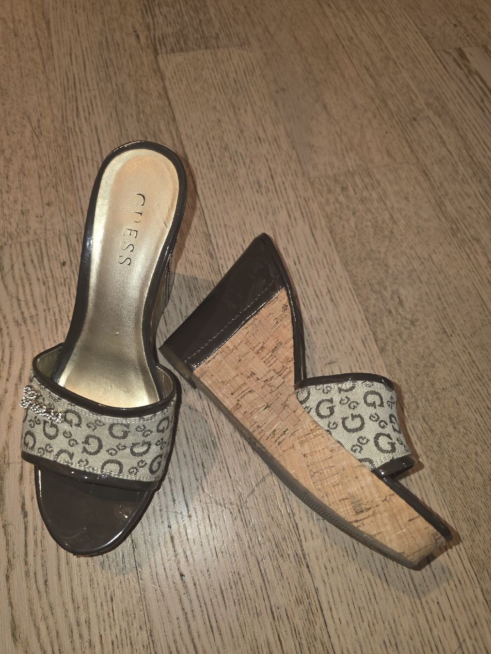 Guess Damenschuhe: Guess Sandalen Grösse 36 – Gebraucht aus Basel von kar_jz7f 1