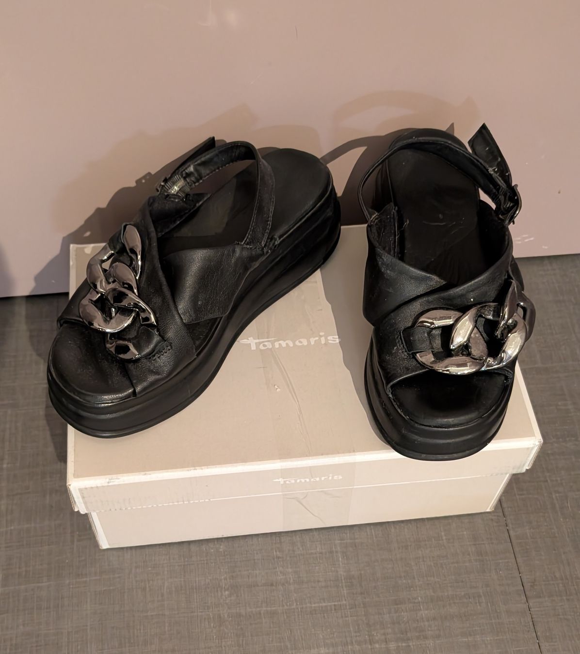 Tamaris Scarpe da donna: Tamaris Black Leather Chain Platform Sandals, Size 38 – Usato da Meyrin venduto da att_mgj5 1