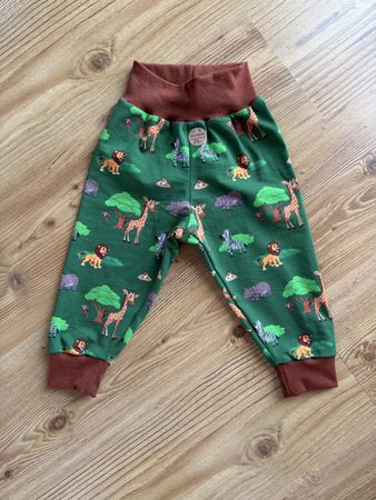Grüne Baby Hose, Handmade, mit Safari-Muster, Grösse 74