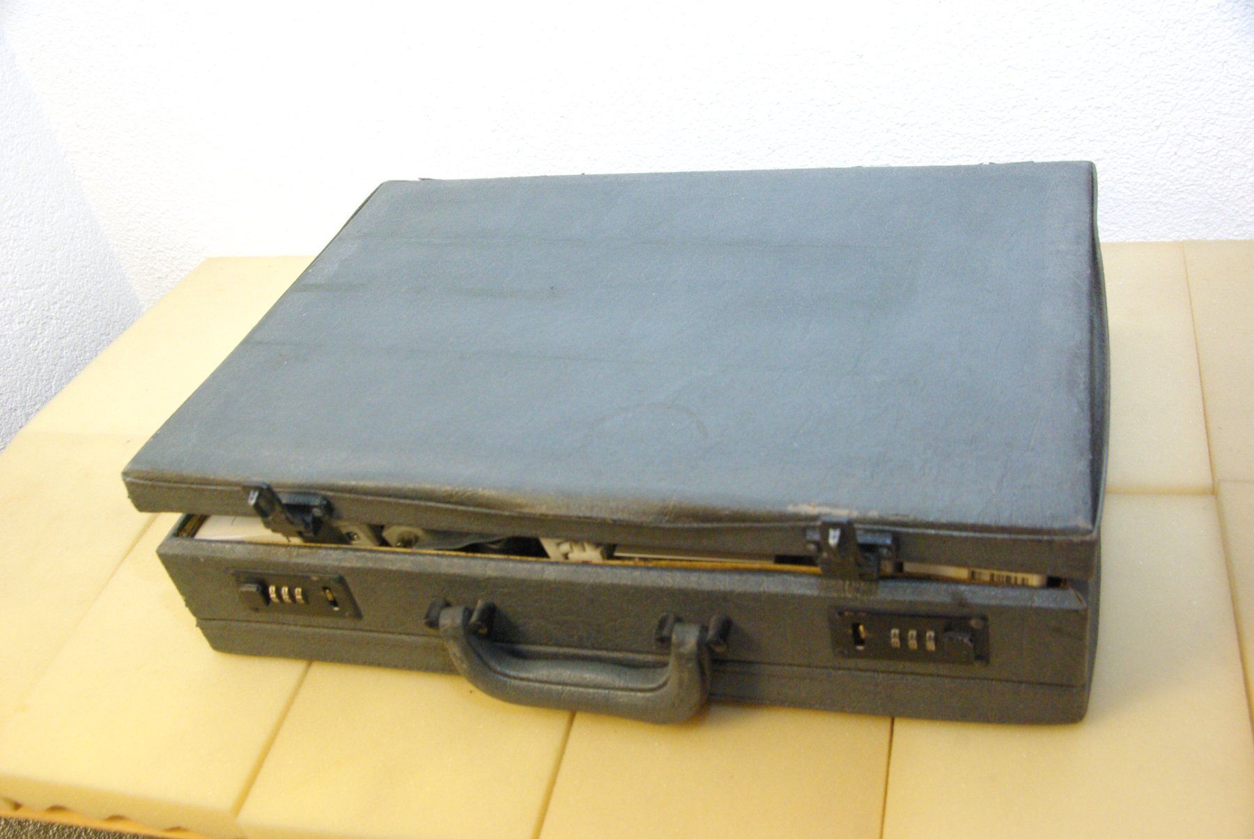 Componenti elettronici: Koffer mit div. Elektro und anderem Mat. – Usato da Herisau venduto da Cevianer1844