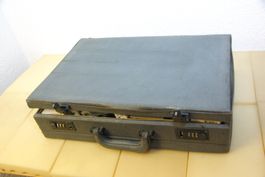 Koffer mit div. Elektro und anderem Mat.