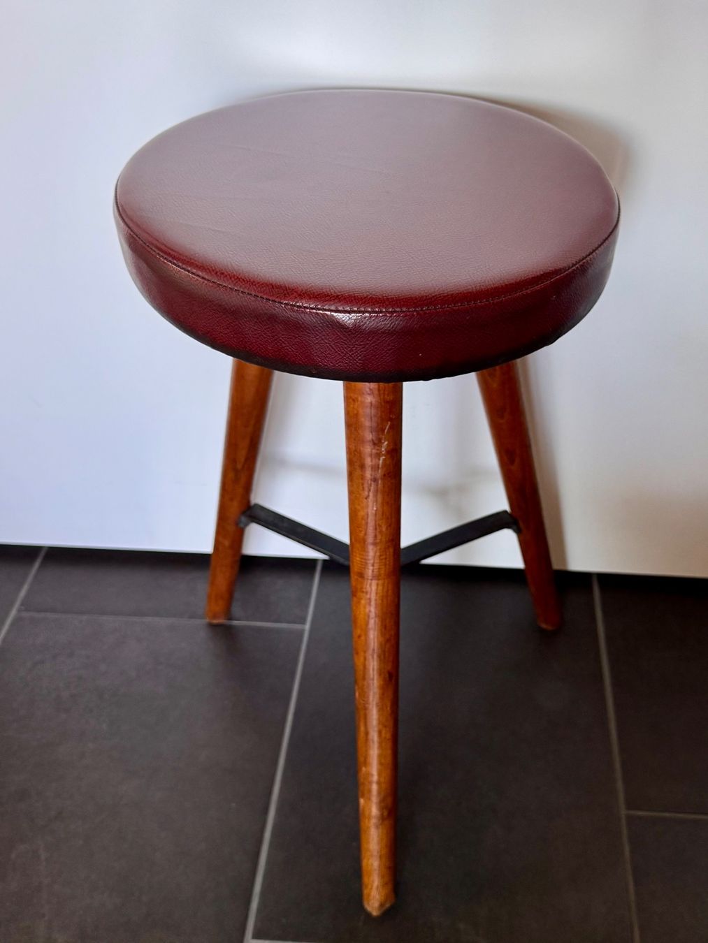 Hocker: Wunderschöner Hocker Mid Century Rot Stuhl – Gebraucht aus Rothrist von Fondgruebe 1