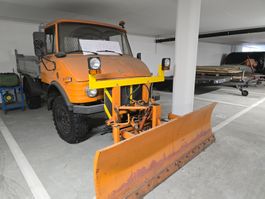 Unimog 421 mit Schild zur Schneeräumung