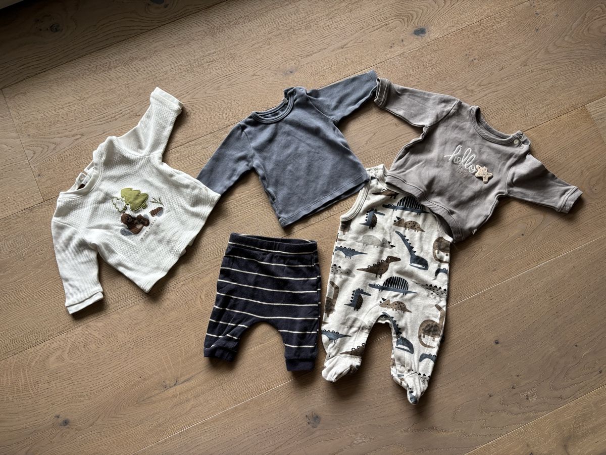 Lotti & Set di vestiti: GBaby Clothes Bundle - Dinosaurs & Stripes - Size 50/52cm – Usato da Männedorf venduto da aztamindenet 1