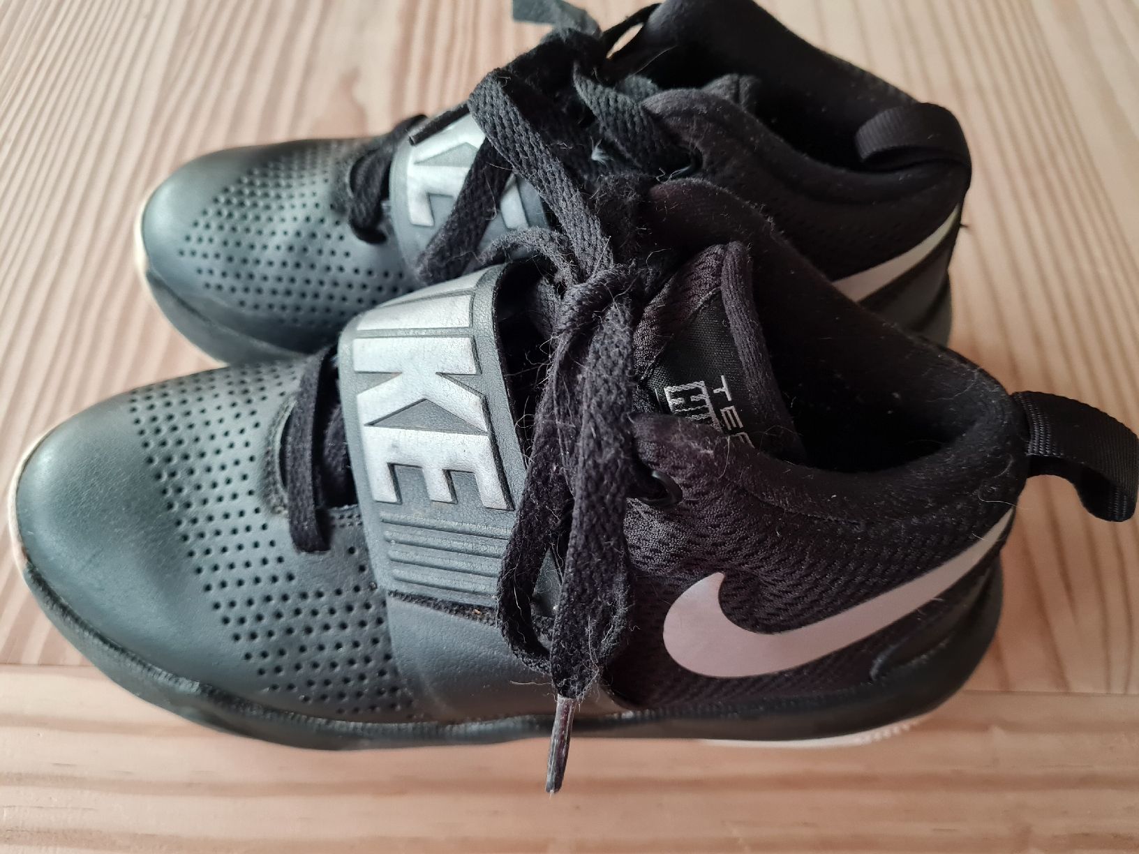 Nike Herrenschuhe: Chaussures Nike taille 35,5 – Gebraucht aus Châtelaine von Mariabella 1