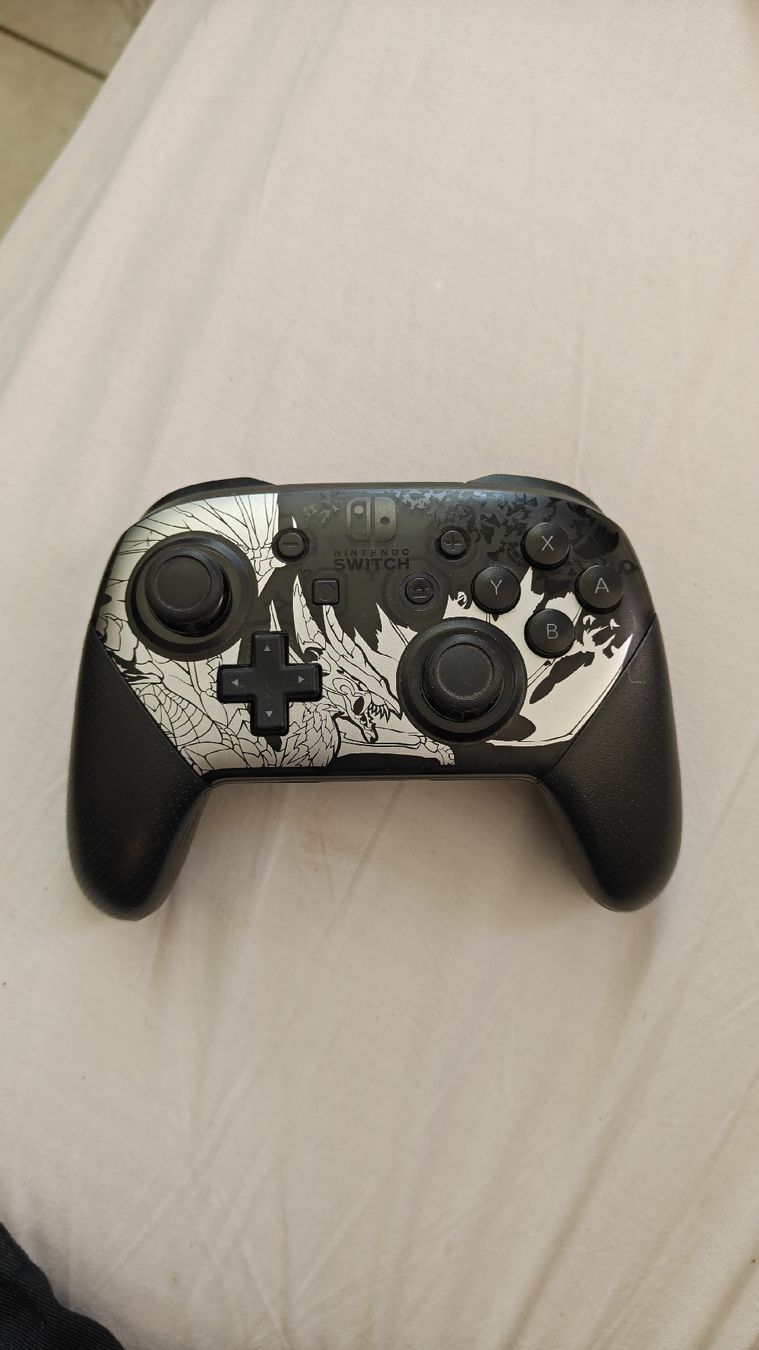Controller: Manette Nintendo Switch Pro, design monster hunter  – Usato da La Chaux-de-Fonds venduto da rem_mqg8