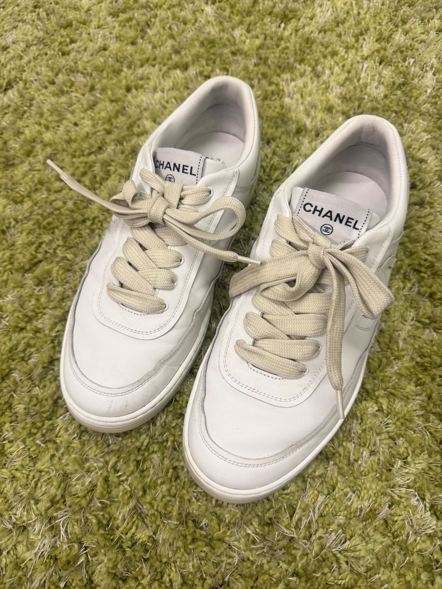 Chanel Scarpe da donna: Baskets Chanel en cuir blanc - taille 40 – Usato da Monthey venduto da Cocotte