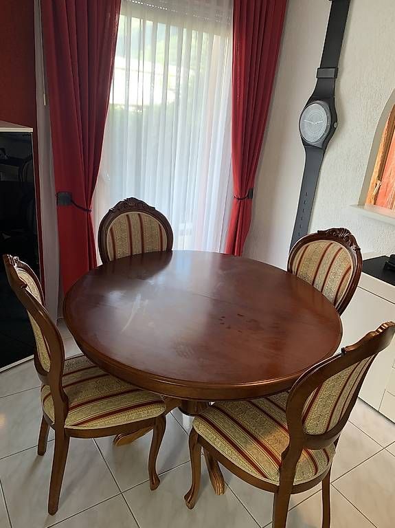 Set di tavolo e panche: À vendre table + 6 chaises – Usato da Savièse venduto da lacombe02