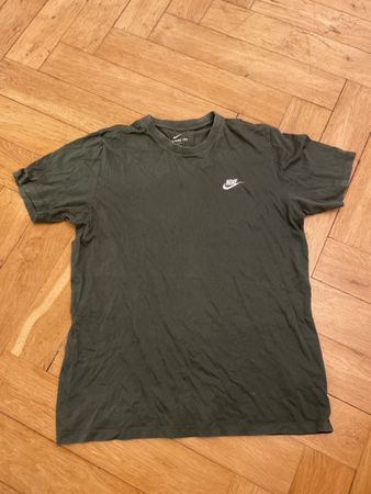 T-Shirt Nike grün