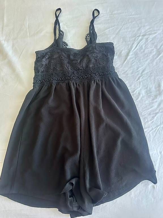 Tute: Eleganter schwarzer Jumpsuit mit Spitze – Usato da Basel venduto da eka_8ycf 1