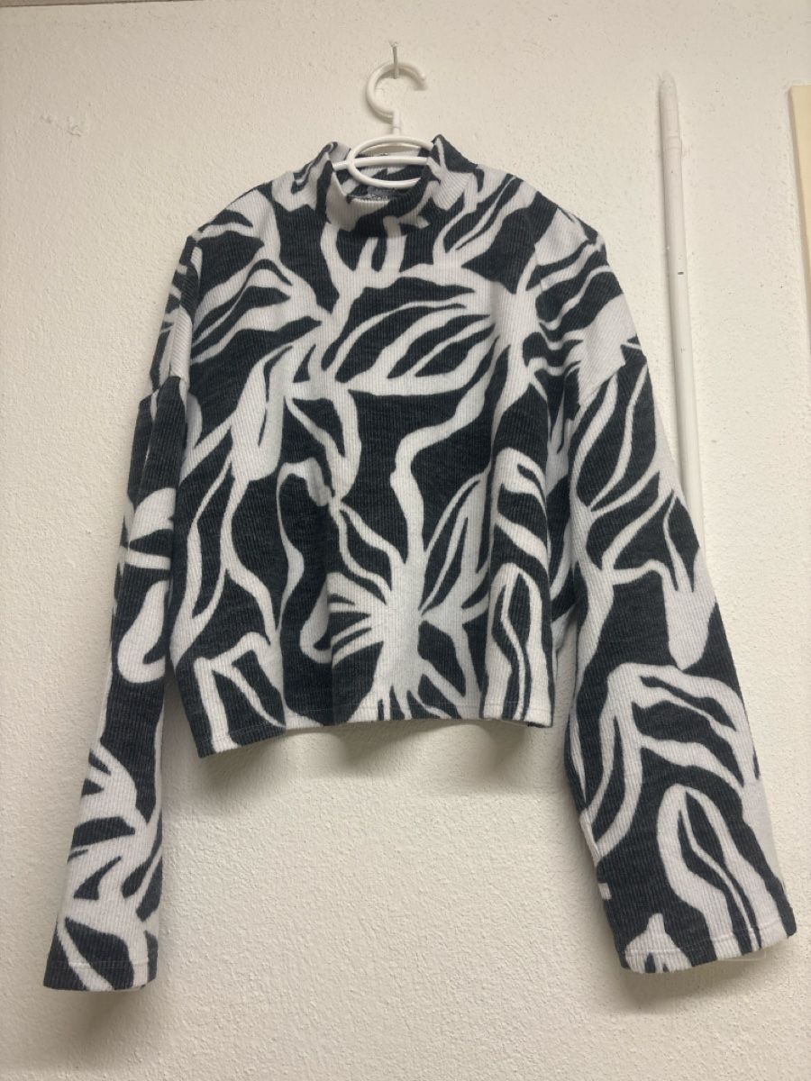 Pullover & Sweatshirts: Damen Pullover Muster Kragen Grösse M guter Zustand(No) – Gebraucht aus Wallisellen von ASZT 1