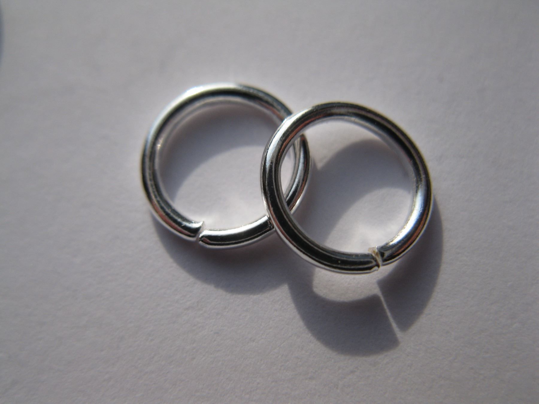 Perlen (unechte): 40 Spaltringe, Binderinge, Ringli versilbert 9x1.2mm, dicker – Neu und originalverpackt aus St. Margarethen TG von LuanaKa 1
