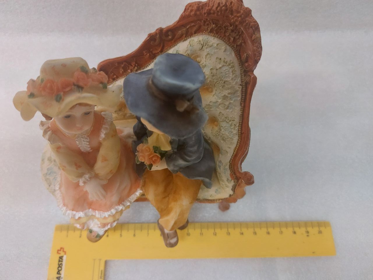 Statuette: Figurine depicting a romantic couple on a small sofa. – Usato da Pambio Noranco venduto da TREBORLOP 6