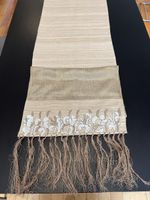 Chemin de table pure soie, brodé sequins, LE MONDE SAUVAGE