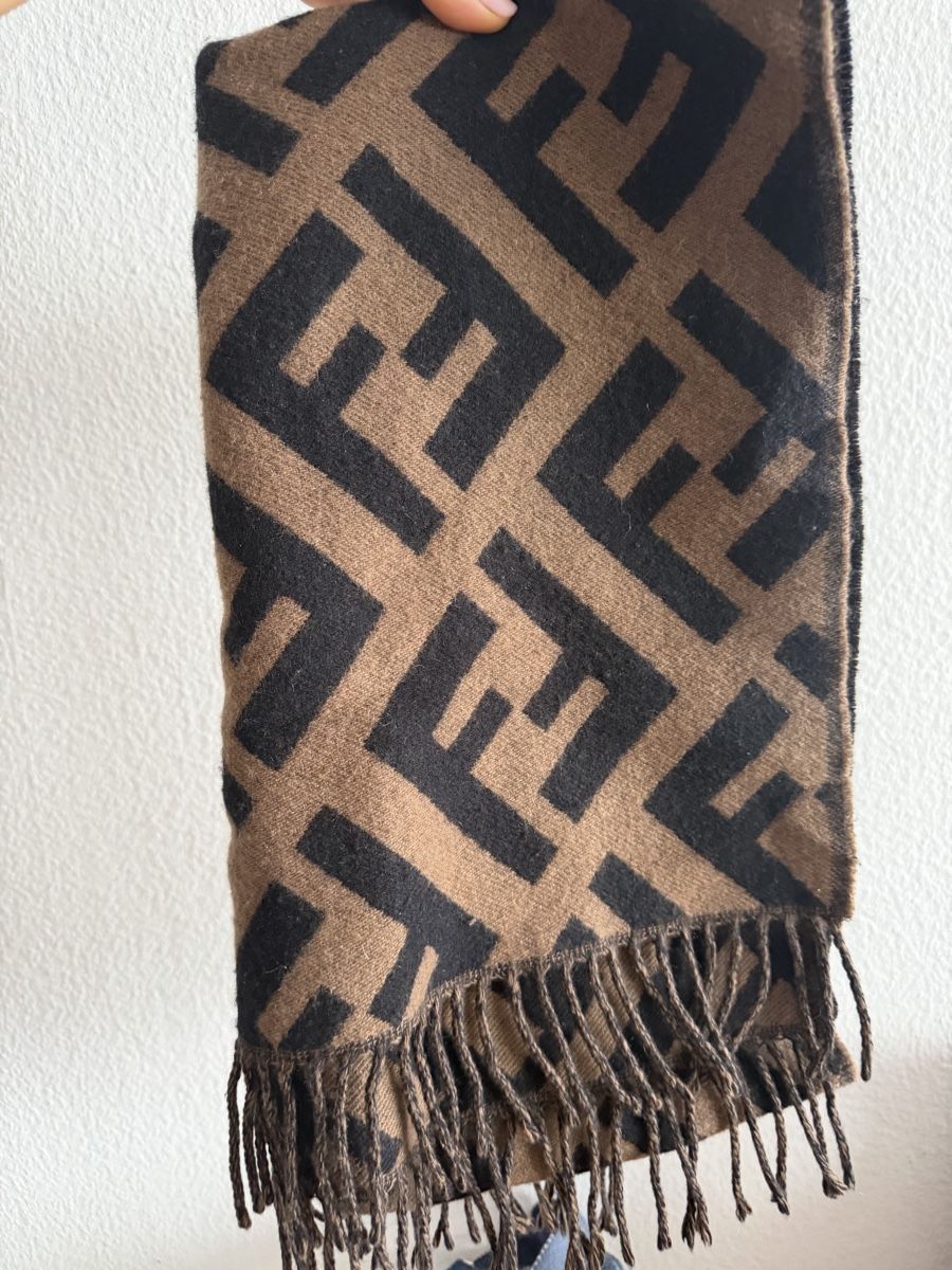 Fendi Foulard & Sciarpe: Écharpe Fendi  – Nuovo (secondo la descrizione) da Petit-Lancy venduto da jea_yj2f 1