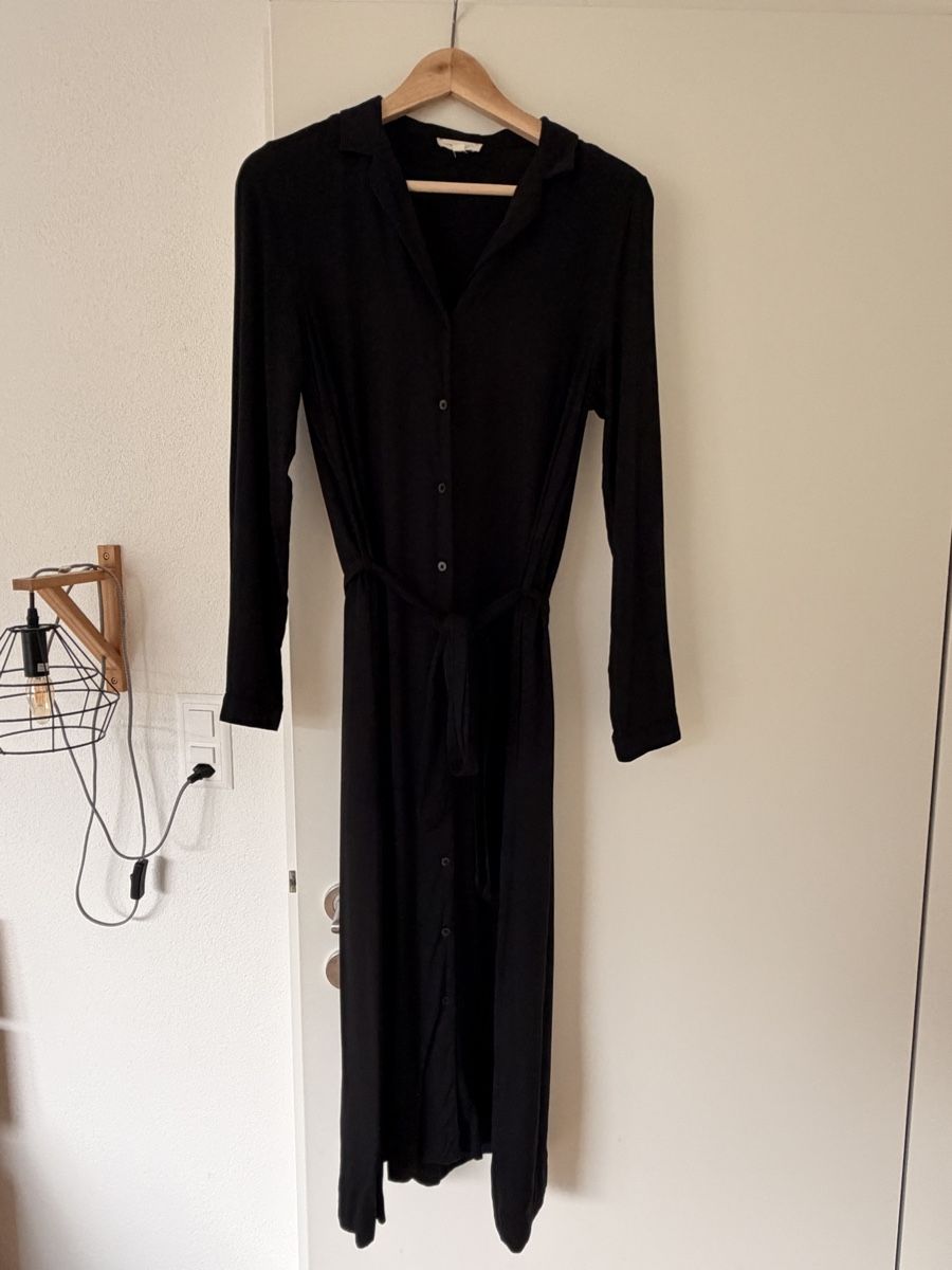 Armedangels Robes: ARMEDANGELS shirt dress black size M  – D'occasion à Erstfeld par dar_yq6s