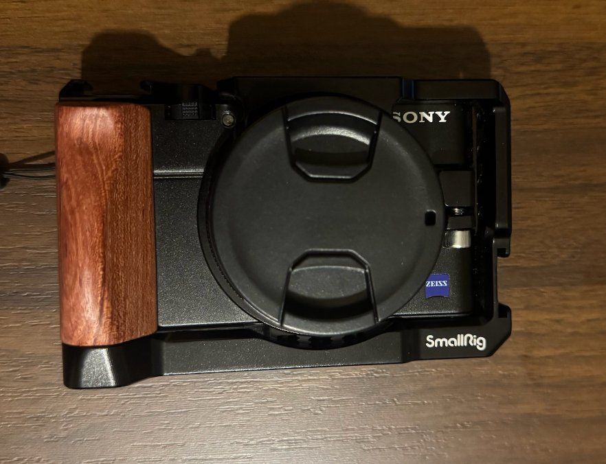 Sony Fotocamera: Sony RX100 VII + SmallRig + JJC adapter+ 2 batteries+charger – Usato da Lausanne venduto da bob_zv8h
