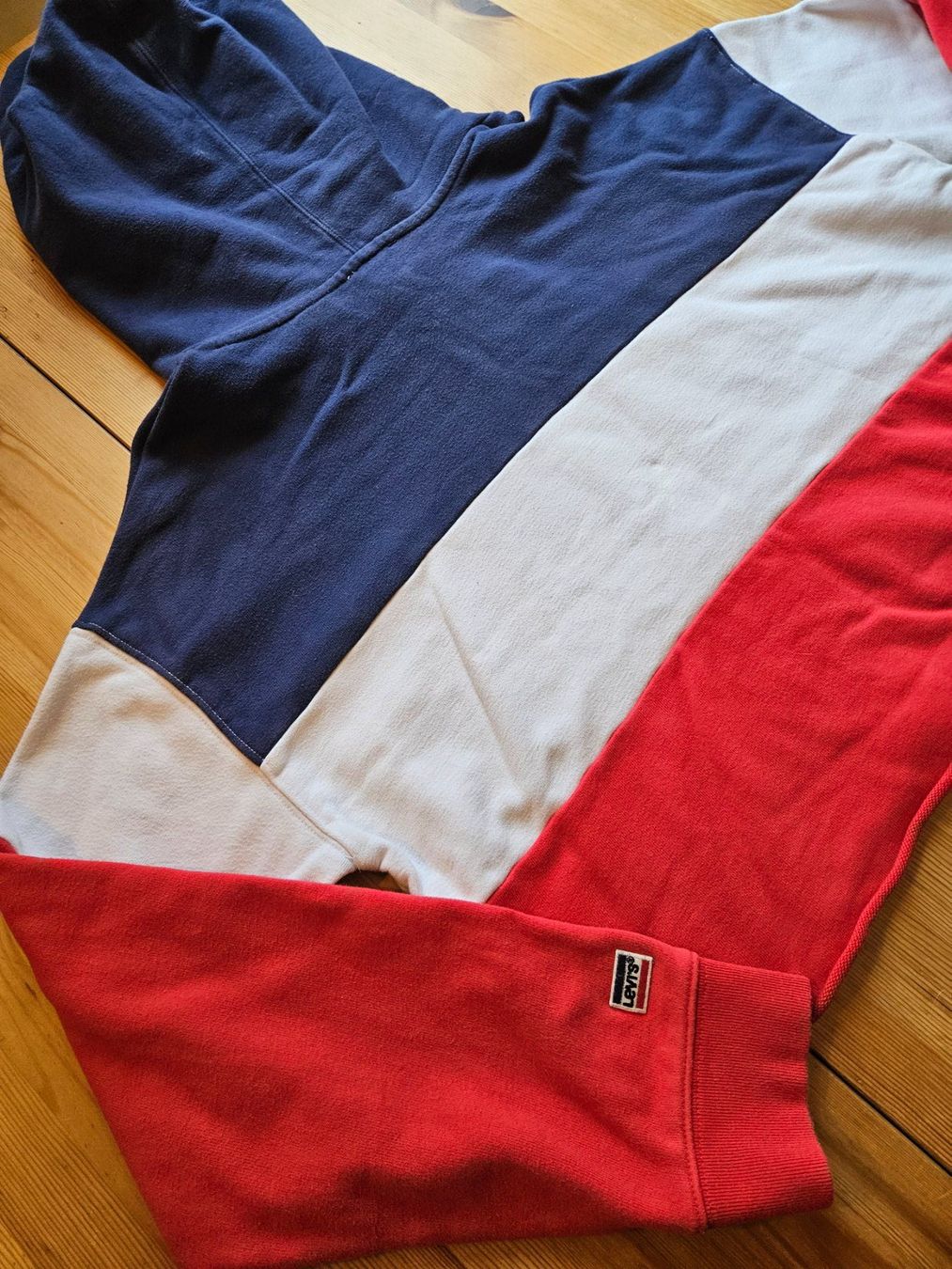 Levi's Pullover & Sweatshirts: Cropped Sweater LEVI's Grösse M retro Pullover Hoodie – Gebraucht aus Hägglingen von United-Village-Trade 6