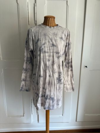 MISSGUIDED - Batik T-Shirtkleid weiss-violett 36
