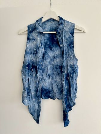 Trendiges, blaues Batik-Gilet